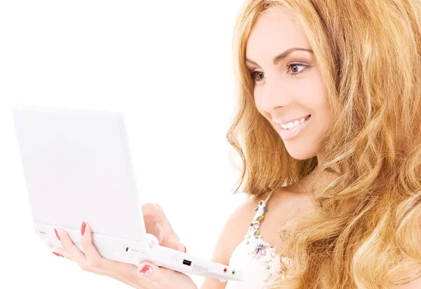 Mulher feliz com computador portátil — Fotografia de Stock