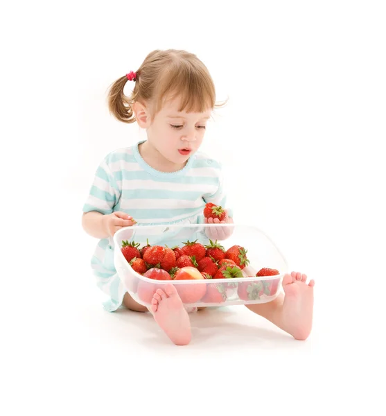 草莓的小女孩 — 图库照片