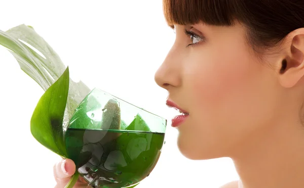 緑の葉と水のガラスを持つ女性 — ストック写真