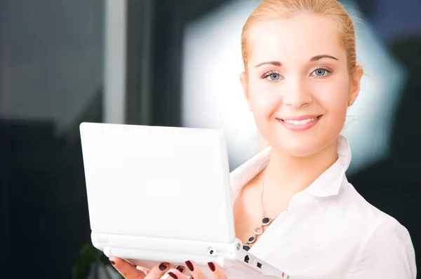 Empresária feliz com computador portátil — Fotografia de Stock