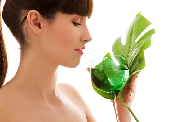 Femme avec feuille verte et verre d'eau — Photo