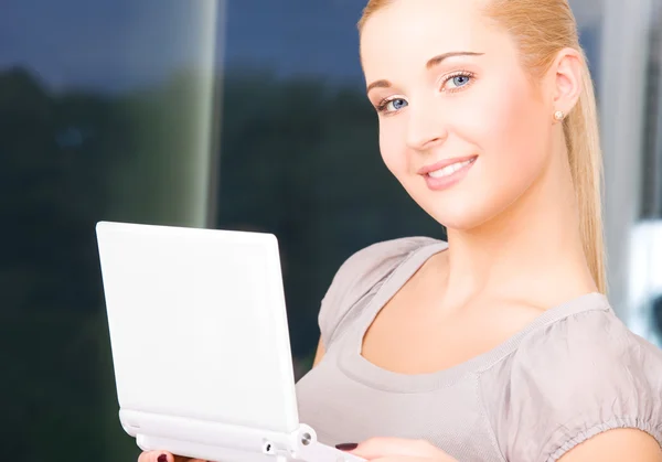 Щаслива бізнес-леді з ноутбуком — стокове фото