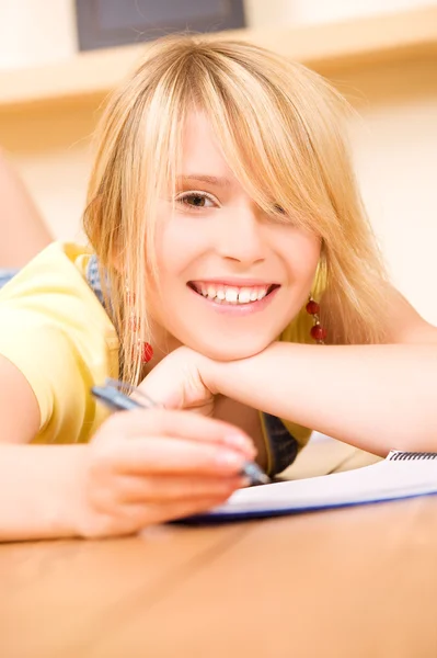 Девочка-подросток с блокнотом и ручкой — стоковое фото
