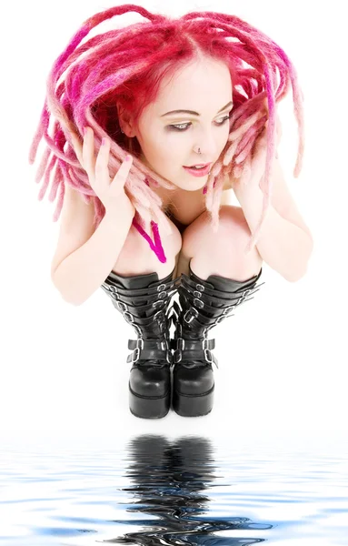 Rosa Haare Mädchen in hohen Stiefeln — Stockfoto