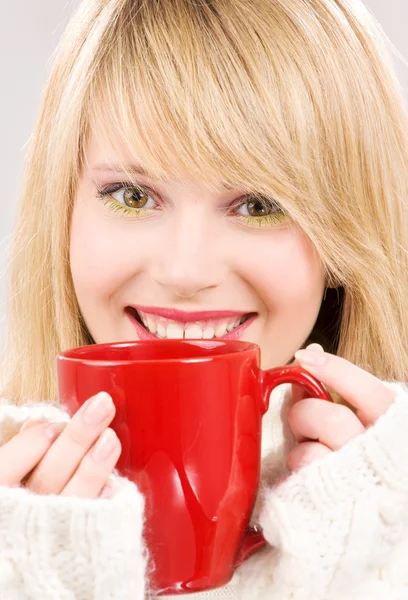 幸せな十代の少女赤いマグカップ — ストック写真