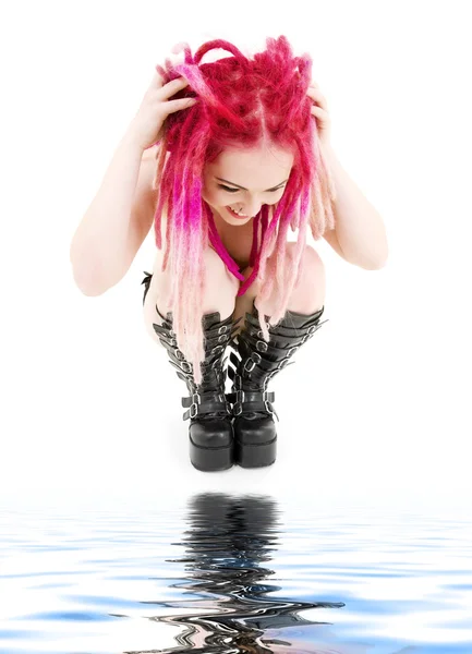Różowowłosa dziewczyna w kozaczki — Zdjęcie stockowe