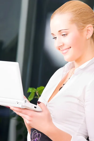Donna d'affari felice con computer portatile — Foto Stock