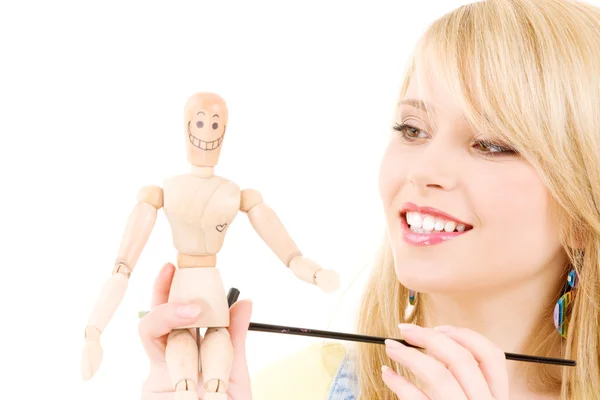 Menina adolescente feliz com boneco modelo de madeira — Fotografia de Stock