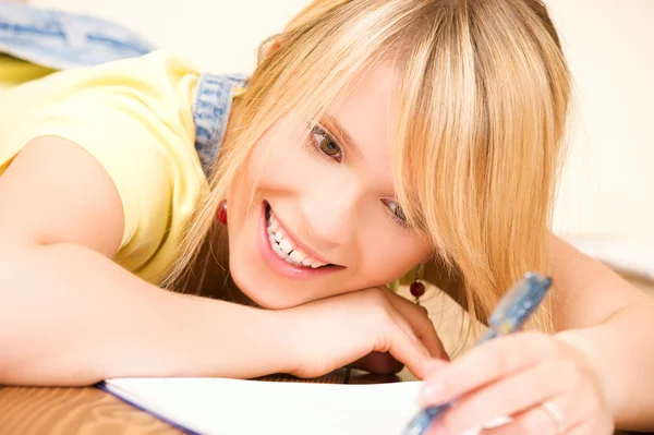 ノートとペンを持つ 10 代の少女 — ストック写真