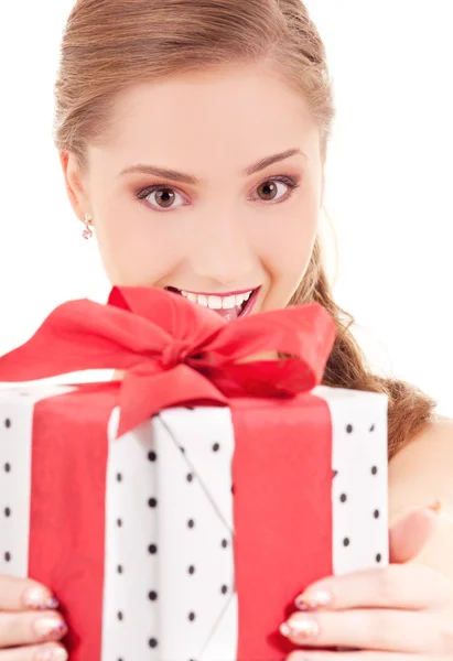 Счастливая девушка с коробкой подарков — стоковое фото