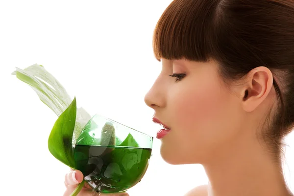 緑の葉と水のガラスを持つ女性 — ストック写真