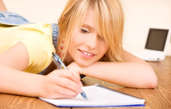 Chica adolescente con cuaderno y pluma — Foto de Stock