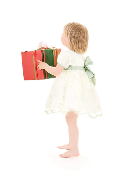 Девушка с подарочной коробкой — стоковое фото