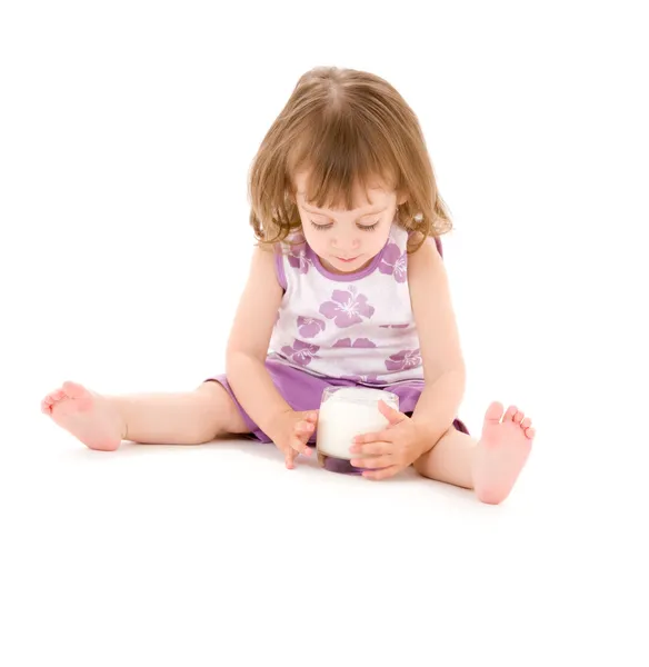 Маленькая девочка со стаканом йогурта — стоковое фото