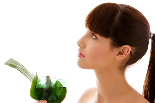 Žena s zelený list a sklenicí vody — Stock fotografie
