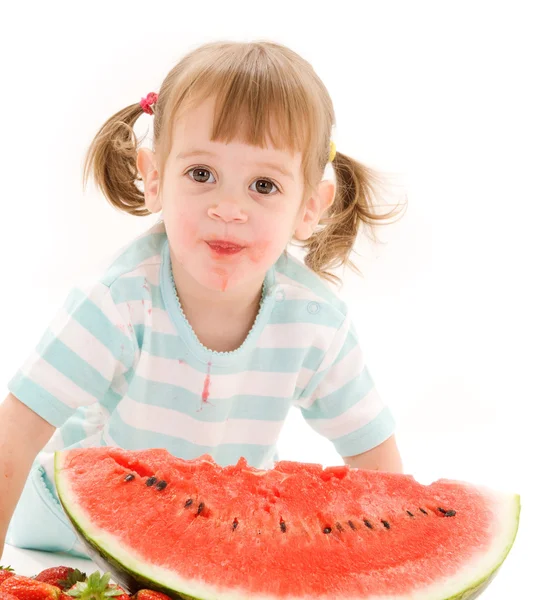 Liten flicka med jordgubb och vattenmelon — Stockfoto