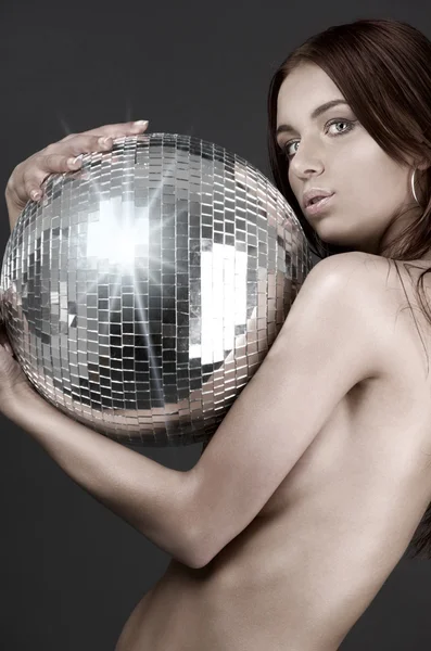 Mooie naakte vrouw met disco bal — Stockfoto