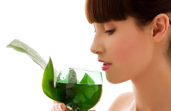 绿叶和玻璃水的女人 — 图库照片