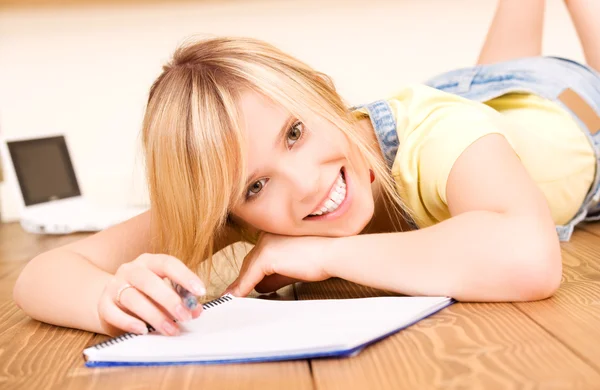 Chica adolescente con cuaderno y pluma —  Fotos de Stock