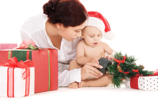 Dziecko i matka z Boże Narodzenie prezenty — Zdjęcie stockowe