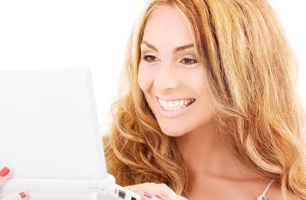 Счастливая женщина с ноутбуком — стоковое фото