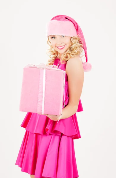 Fröhliches Weihnachtsmann-Helfermädchen mit Geschenkbox — Stockfoto