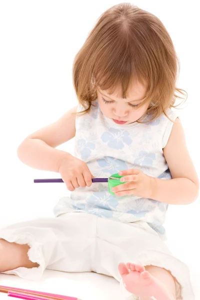 Petite fille avec crayons de couleur — Photo