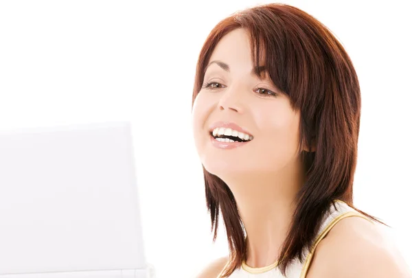 Щаслива жінка з ноутбуком — стокове фото