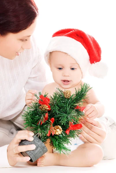 Ребенок и мама с рождественскими подарками — стоковое фото