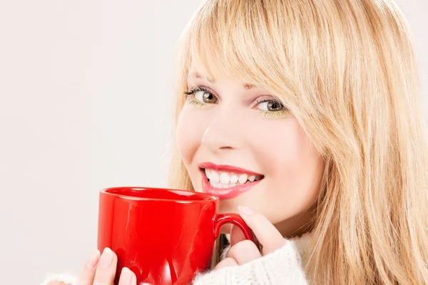 Joyeux adolescent fille avec tasse rouge — Photo