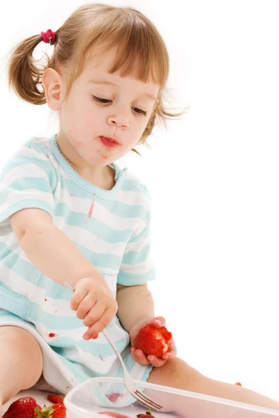 Kleines Mädchen mit Erdbeere — Stockfoto