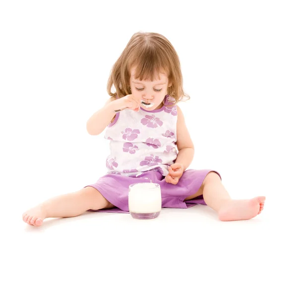 Liten flicka med yoghurt — Stockfoto