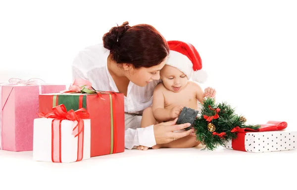 Dziecko i matka z Boże Narodzenie prezenty — Zdjęcie stockowe