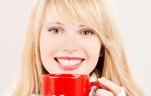 Kırmızı kupa ile mutlu genç kız — Stok fotoğraf
