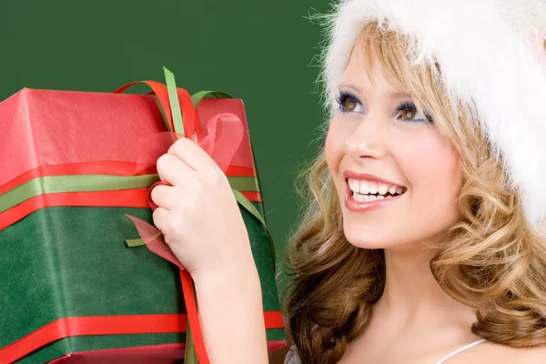 Papai Noel feliz ajudante com caixa de presente — Fotografia de Stock