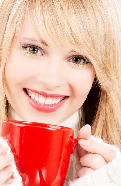 Šťastné dospívající dívka s červenými hrnek — Stock fotografie