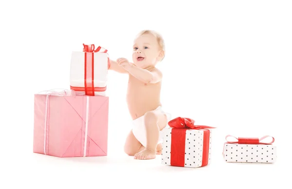 Chlapeček s dárky — Stock fotografie