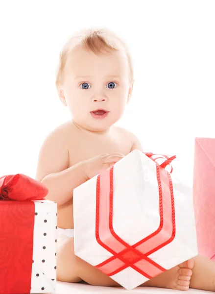 Мальчик с подарками — стоковое фото