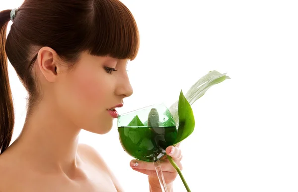Kobieta z zielonych liści i szklankę wody — Zdjęcie stockowe