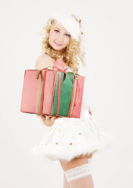 Χαρούμενο κορίτσι βοηθός santa με κιβώτιο δώρων — Φωτογραφία Αρχείου