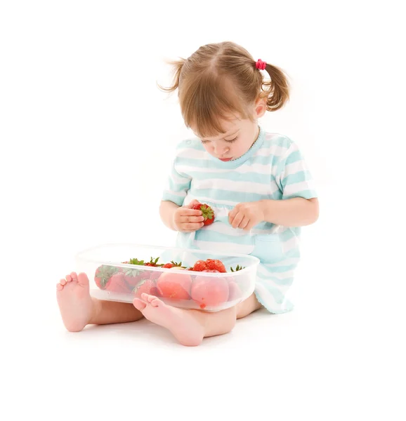 Liten flicka med jordgubbe — Stockfoto