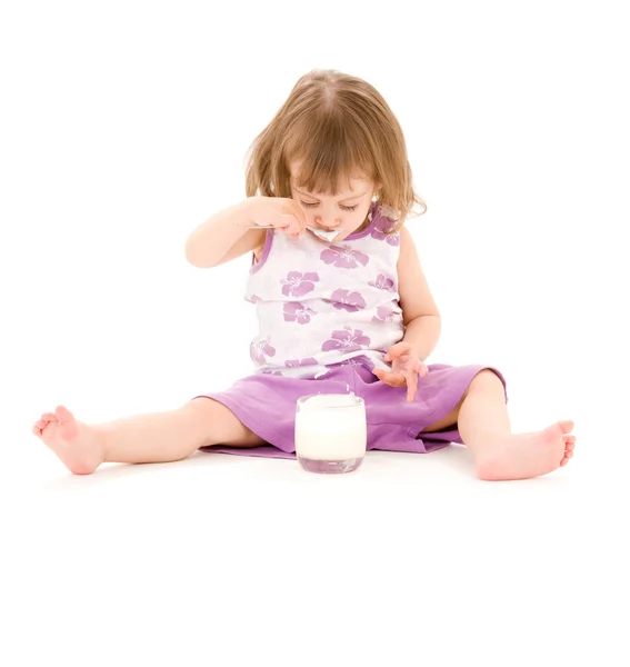 Маленькая девочка с йогуртом — стоковое фото