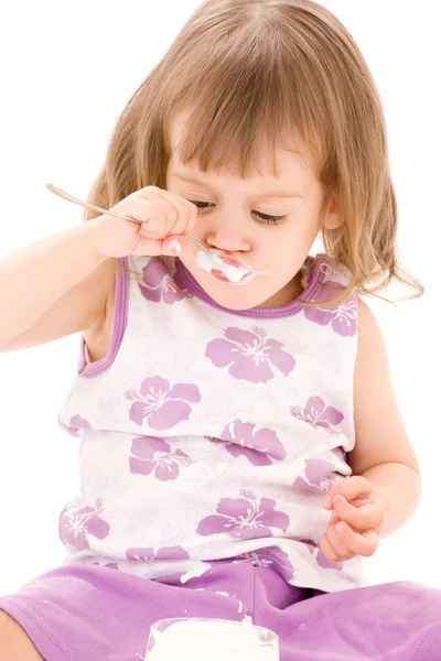 Κοριτσάκι με γιαούρτι — Φωτογραφία Αρχείου