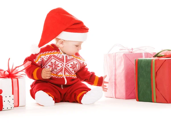 クリスマス プレゼントとサンタ ヘルパーの赤ちゃん — ストック写真