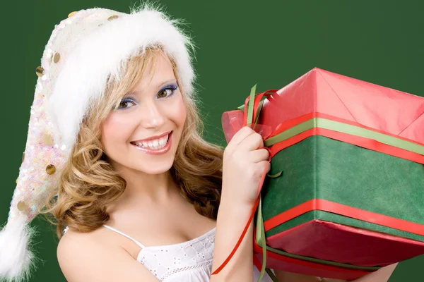 ギフト用の箱とハッピー サンタさんのヘルパー — ストック写真
