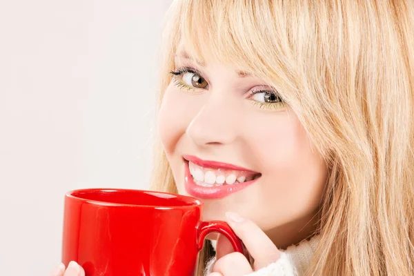 Feliz chica adolescente con taza roja — Foto de Stock
