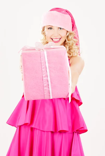 Neşeli Noel yardımcı kıza hediye kutusu — Stok fotoğraf