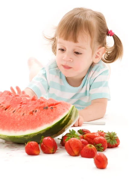 Liten flicka med jordgubb och vattenmelon — Stockfoto