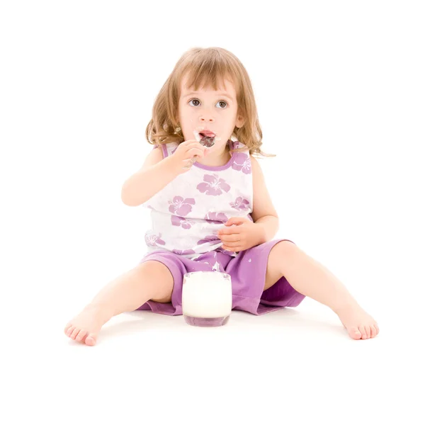 Niña con yogur — Foto de Stock