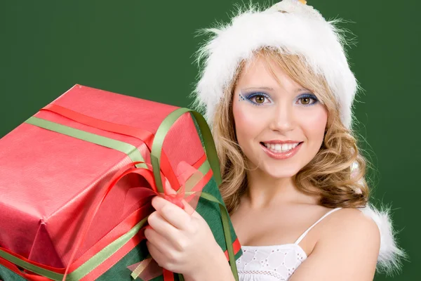 Happy santa helper avec boîte cadeau — Photo